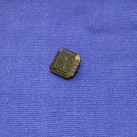 4-H First Year Award Lapel Brass Pin Clover Design & Gold-Tone Patina Finish VTG - Picture 1 of 7